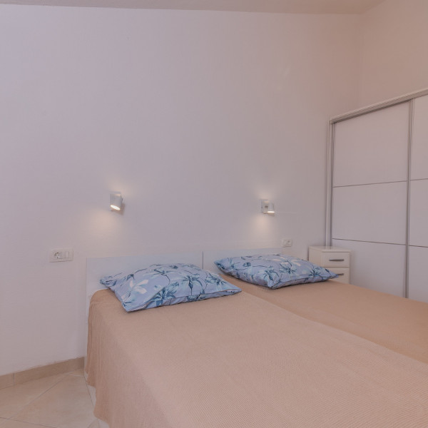 Sobe, Apartmani Ana, Paralela Tours Dobrinj