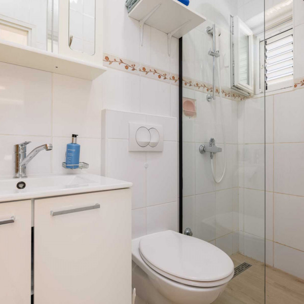 Bad, Apartmani Karla, Paralela Tours Dobrinj