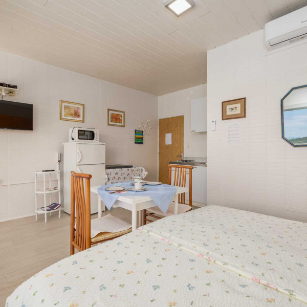 Das Wohnzimmer, Apartmani Karla, Paralela Tours Dobrinj