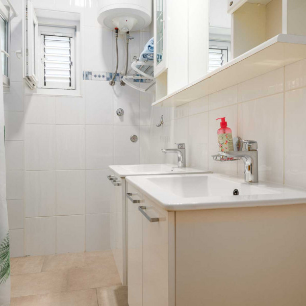 Bad, Apartmani Karla, Paralela Tours Dobrinj