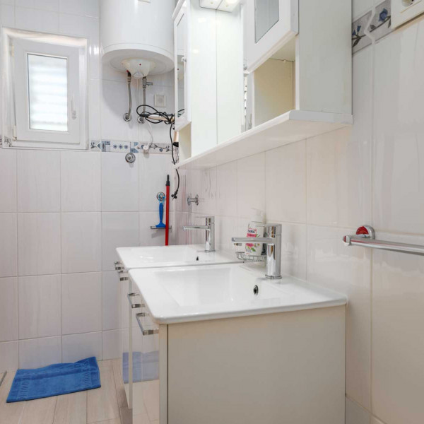 Bad, Apartmani Karla, Paralela Tours Dobrinj