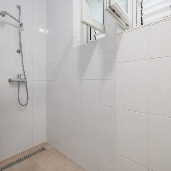 Bad, Apartmani Karla, Paralela Tours Dobrinj